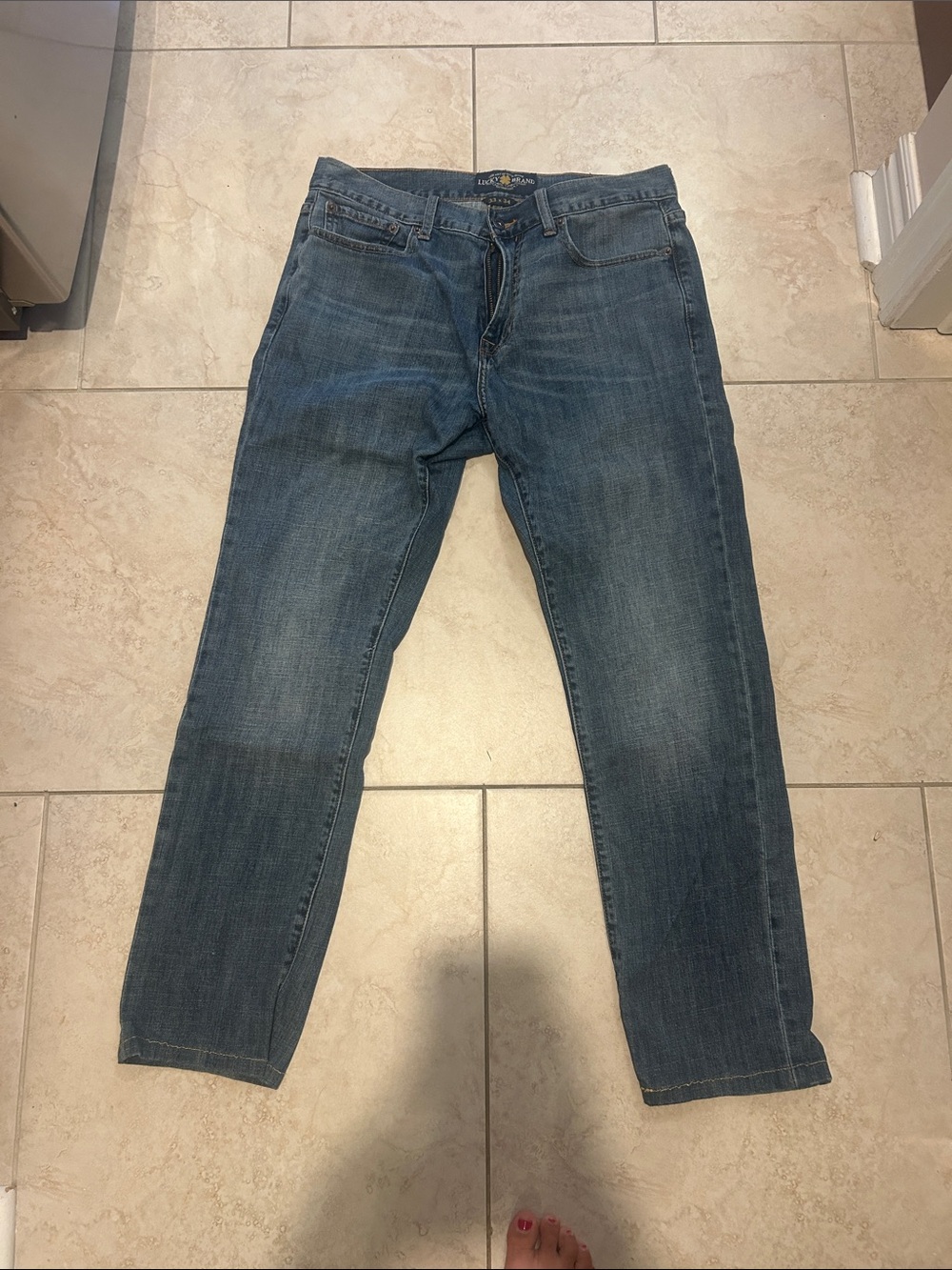 Lucky Brand Men's Athletic Straight Fit Medium Blue Jeans